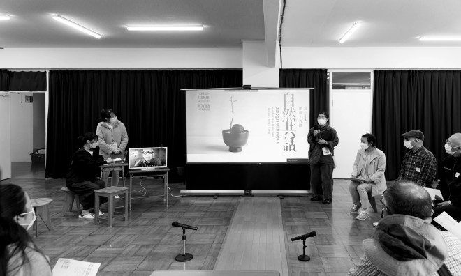 At the Painting by God workshop: anothermountainman interacts with participants in Tsunan via live-streaming.